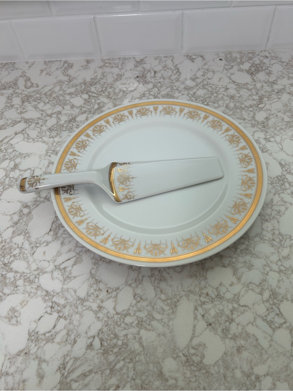 Andrea By Sadek White Porcelain Dinner Plate with server Gold Trim
